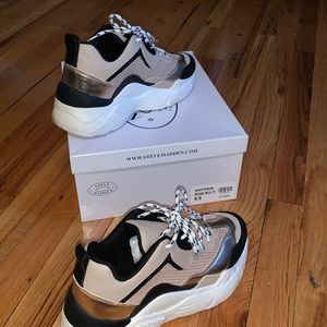 Women’s Steve Madden Rose sneaker